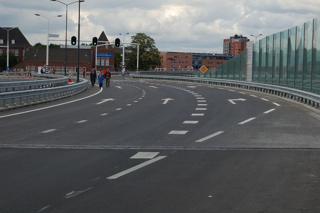 20110515-141331.JPG - Karakteristieke "Duurzaam Veilig" wegmarkering waarin de onderbroken kantlijn doorloopt in de opstelstrook voor rechtsafslaand verkeer. Overgang geluidsreducerende deklaag naar SMA (o.i.d.) valt handig samen met een voegovergang.