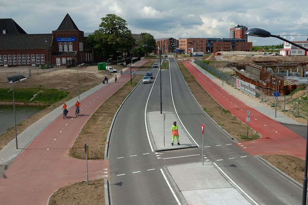 20110515-142017.JPG - Nog sjieker wegbeeld in de Vlijmenseweg aan de westzijde van het Magistratenviaduct. Niets meer te bekennen van het spoorviaduct in de voormalige Halve Zolenlijn.