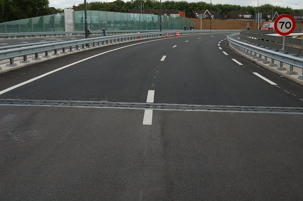 20110515-142853.JPG - De brug in de andere rijrichting. Het kruisingsvlak (voorgrond) lijkt conventioneel dicht asfalt. Na de voegovergang weer geluidsreducerend. Hier opeens een bord A1-70 met correct lettertype...