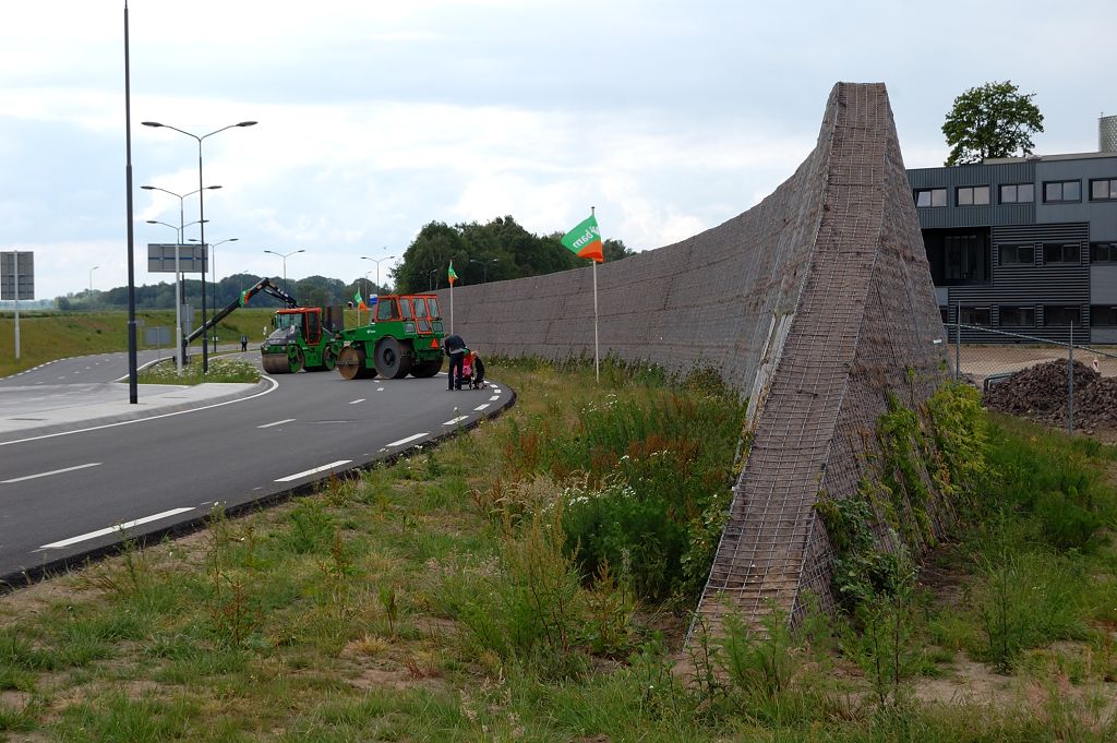 20110515-143203.JPG - Weer op de Randweg, wegvak Magistratenlaan-Jeroen Bosch ziekenhuis (JBZ). Typerend wegbeeld van aarden wal aan de ene en "duurzaam" geluidsscherm aan de andere zijde zet zich voort. Het scherm zal in eerste instantie dienen ter bescherming van het Koning Willem I college.