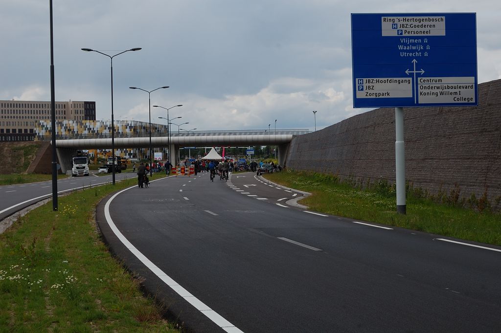 20110515-143722.JPG - Kruising met de Vlijmenseweg naderend treffen we het grootste paneel aan, dat misschien wat ongelukkig geplaatst is omdat de er direct op volgende uitvoeger er niets mee van doen heeft. Alle borden zijn  redesign  ontwerpen, maar de ANWB merkjes zijn overal afwezig.  week 200831 