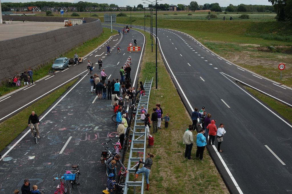 20110515-145116.JPG - De Randweg beschouwend vanaf het viaduct van twee foto's eerder, met het grote paneel op de rug gezien, zou je zeggen dat hier een ongelijkvloerse aansluiting is gerealiseerd. Waar zijn die af- en toerit anders voor...