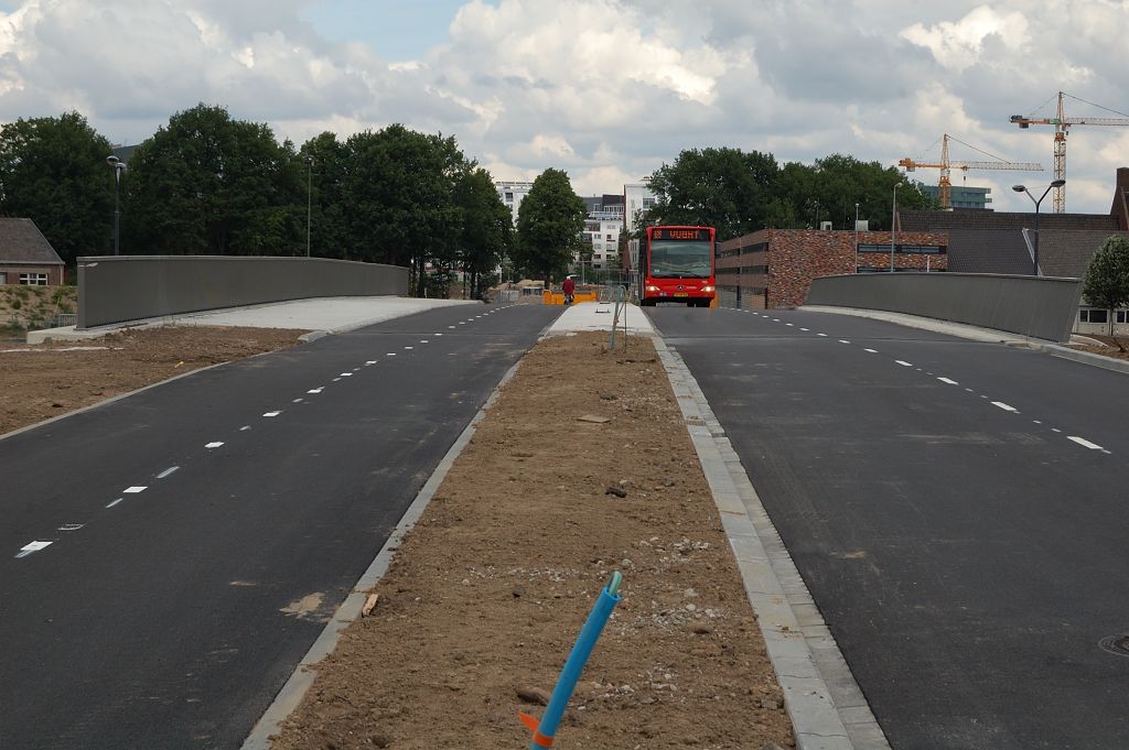 20110515-145326.JPG - Onwaarschijnlijk. Op het viaduct enkel een fietspad en busbaan. Overigens lijkt ook het fietspad voorzien het hetzelfde type geluidsreducerend asfalt dat we op de Randweg rijbanen aantroffen.