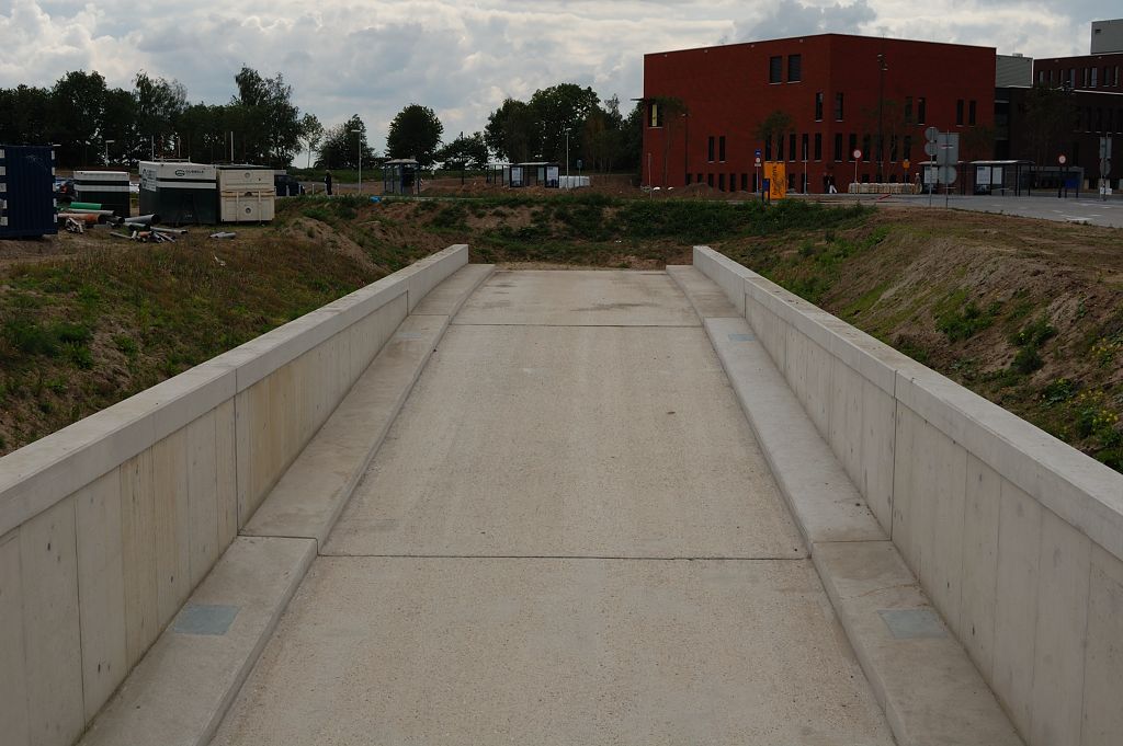 20110515-150319.JPG - Het kan niet op met de kunstwerken. Deze keer een tunneltje onder de Randweg, dat nog onbenut is. Evenals het viaduct uit de vorige foto's moet het een relatie bedienen tussen JBZ...