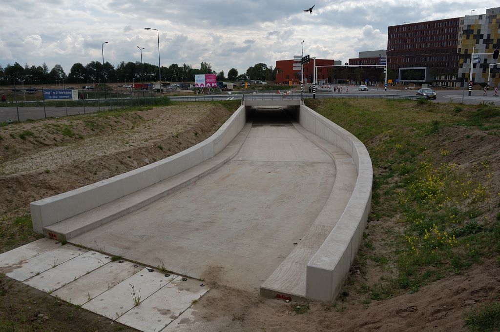 20110515-150600.JPG - Gezien de doorrijhoogte ligt een volledige verkeersfunctie echter niet in het verschiet. Het ligt aan het einde van de Randweg. Rechts de kruising met de Vlijmenseweg.