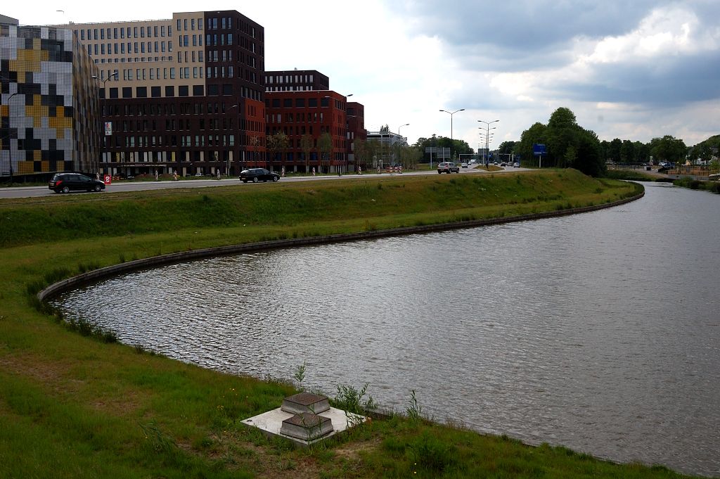 20110515-151511.JPG - Het stukje voormalige Vlijmenseweg is grondig weggewerkt. Voorheen ging het hier dus rechtdoor naar die rij lichtmasten in de verte en de A59.