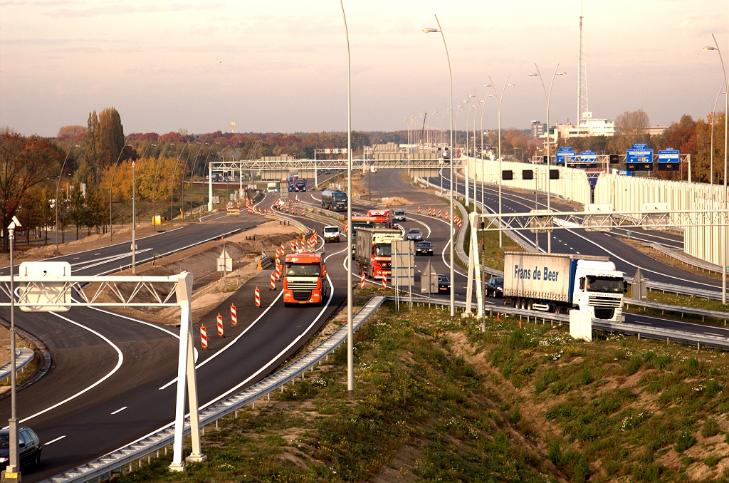 20091028-153514.bmp - Faseringen ten noorden van kp. de Hogt. Links de N2 die leidt naar KW 19, openstelling op 18 november. Rechts tegen het geluidsscherm de A2 hoofdrijbaan in de richting Amsterdam, openstelling 1 november. Zelfs op deze hoogte wordt het zicht op de "poot van Metz" geblokkeerd door de portalen.