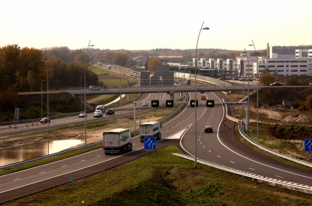 20091028-153658.bmp - De A67 naar Antwerpen met in zijn geheel vervangen viaduct in de O.L. Vrouwedijk (KW 18) om de zeven rijstroken te overspannen.
