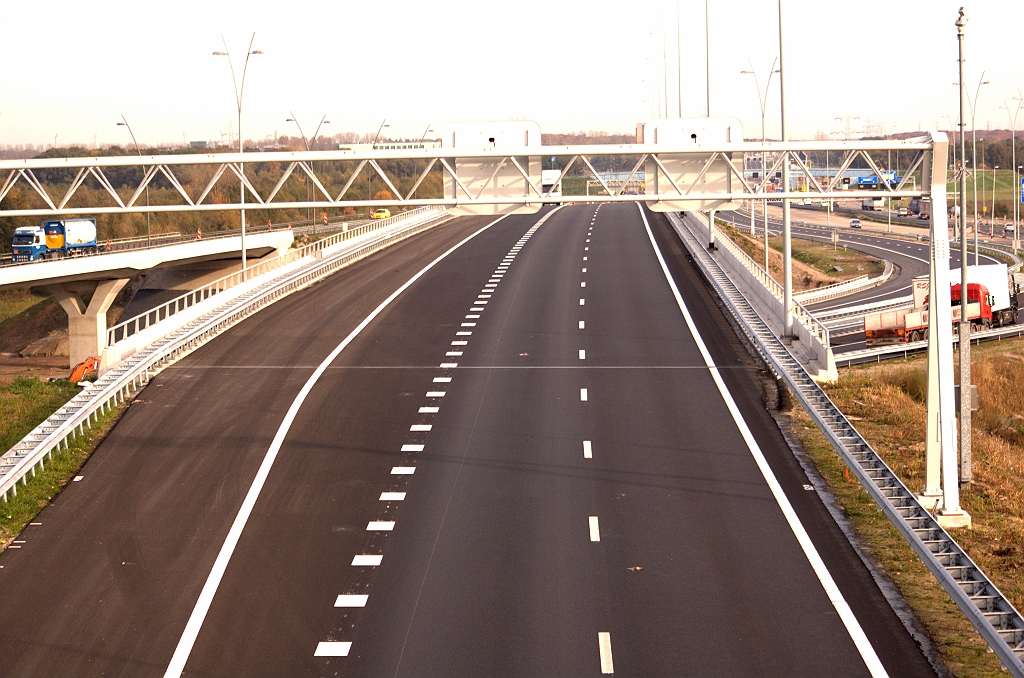 20091028-153813.bmp - KW 23 met de A67 in de richting Antwerpen en invoegstrook vanaf de parallelrijbaan, die links over KW 22 verdergaat in de richting Veldhoven.