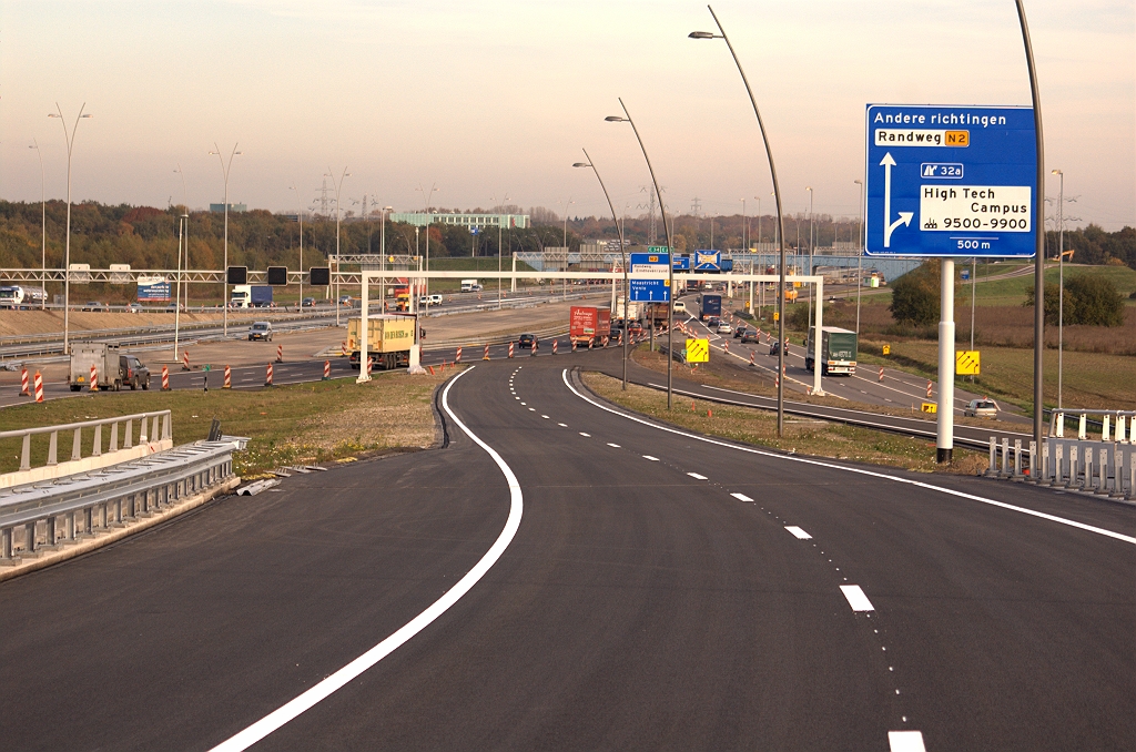 20091028-154859.bmp - Uiteindelijke wegenverloop aan het oostelijke uiteinde van KW 19 nog gecamoufleerd door faseringen. De A67 bypass rechts bijvoorbeeld, 2,5 jaar geleden aangelegd, komt per 18 november te vervallen.