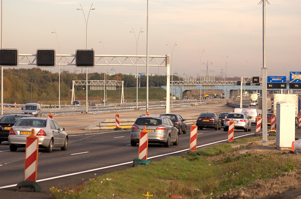 20091028-155758.bmp - En op dezelfde datum zal dit verkeer verdeeld zijn over de definitieve hoofdrijbaan links en de de parallelrijbaan vanaf KW 19...