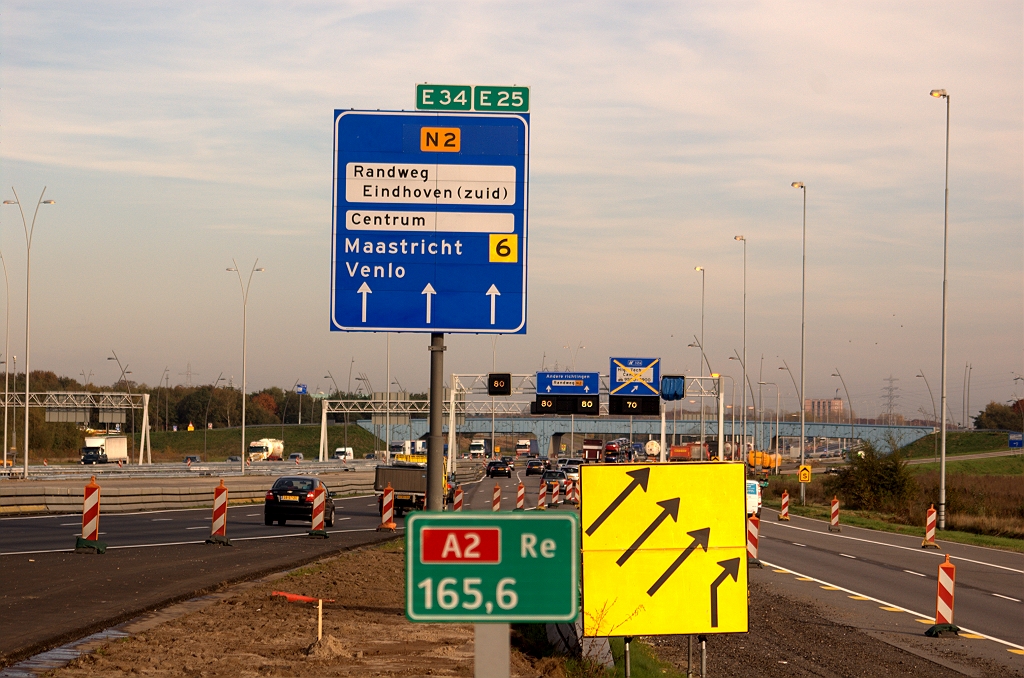 20091028-160010.bmp - Nog maar op die datum zullen het tijdelijke mastbord, ook zo'n 2,5 jaar oud, en het gele bord overbodig zijn. Het A2 hectometerbordje is echter een blijvertje...