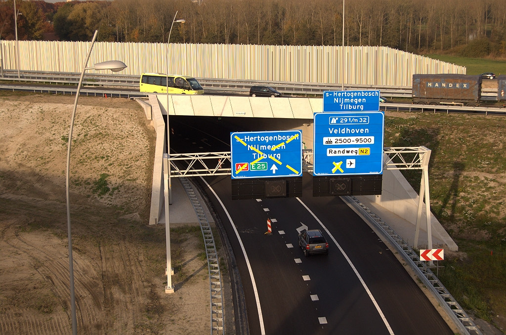 20091028-163207.bmp - KW 21 (A2 hoofdrijbanen over de verbindingsweg Antwerpen-Amsterdam). KW 20 en 21 zijn de enige met prefab liggers van de negen viaducten in kp. de Hogt. De overige zijn nagenoeg geheel in-situ gestort.