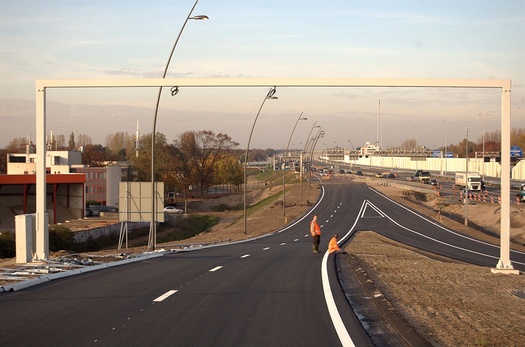 20091028-164030.bmp - Om de autoweg te onderscheiden van de autosnelweg worden kokerportalen toegepast voor de signalering. Met de matrixborden nog niet aangebracht lijken de twee stroppen bedoeld voor de wachtende veroordeelden...