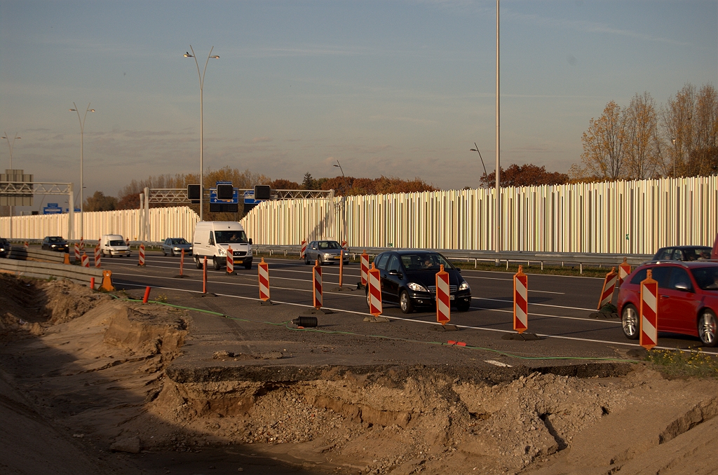 20091028-164405.bmp - Restant van een oude fasering die de parallelrijbaan verbond met de oude boog in de A2 richting Maastricht. Hij lijkt dan ook in relatief dun asfalt te zijn uitgevoerd.