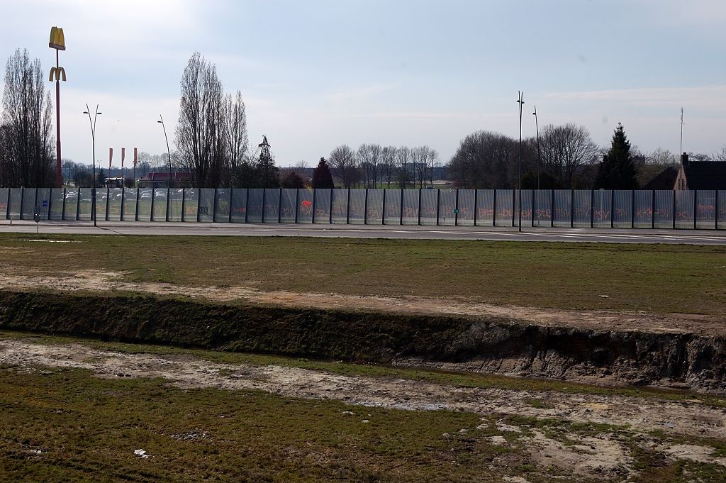 20110320-144218.JPG - Het is de bedoeling dat de aansluiting van de Noord-Brabantlaan wordt losgekoppeld. In een positie iets ten noorden van de vorige foto zien we hier dan de lokatie van een toekomstige rotonde waarop alle vier de relaties in de aansluiting samenkomen, en worden ontsloten op een nieuw aan te leggen weg door het geluidsscherm heen.