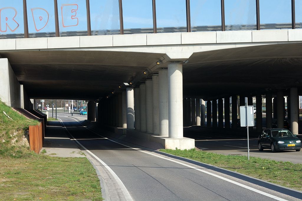 20110320-145158.JPG - Twee van de relaties, meer bepaald de toerit in de richting Amsterdam en de afrit vanuit de richting Maastricht, zouden dan hier onder het viaduct in de aansluiting Veldhoven worden geleid. Deze rijbaan, inclusief de grondkerende damwanden, werd aangelegd in 2009 en moet worden verbreed naar twee rijstroken in tegengestelde rijrichtingen.  week 200920 