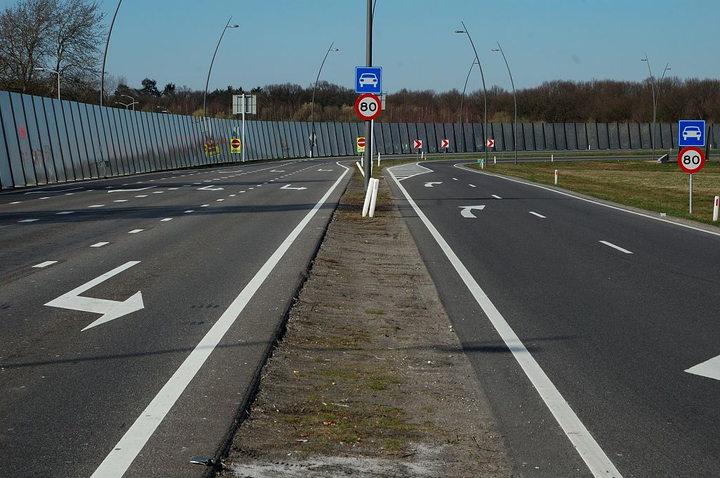 20110320-145352.JPG - Terug naar de westzijde van de aansluiting Veldhoven met de in 2008/2009 geheel heraangelegde en verbrede af- en toeritten. Met de ontvlechting en nieuwe rotonde kunnen deze rijbanen weer worden gesloopt. Terloops merken we op dat de borden G3 ("autoweg") enkele honderden meters naar voren zijn verplaatst. Voorheen stonden ze in de klaverlus. Bovendien zijn er borden A1-80 toegevoegd, voor betere anticipatie van het 80 regime op de N2.  week 201021 