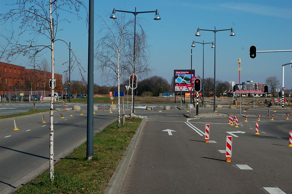 20110320-151257.JPG - De kruising werd bij aanleg, enige jaren geleden, reeds voorbereid op doortrekking van de Meerhovendreef. Als de rijstrookindeling gehandhaaft blijft, verwacht men dus meer verkeer naar Eindhoven dan naar de N2.  week 200827 