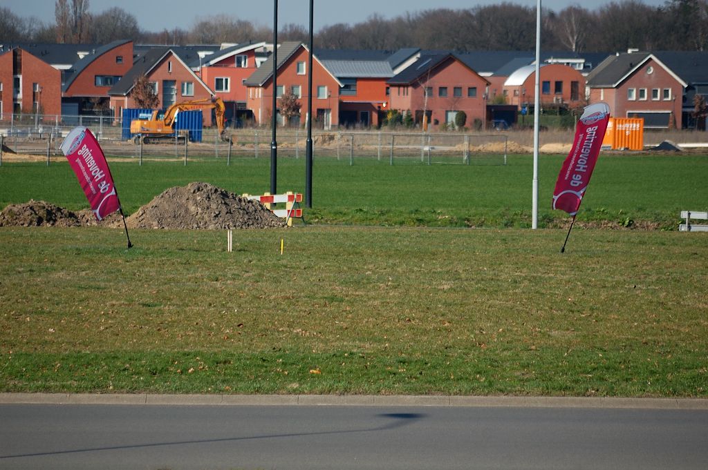 20110320-152628.JPG - In de rotondekern zijn al enige voortekenen te bespeuren van de ophanden zijnde reconstructie.