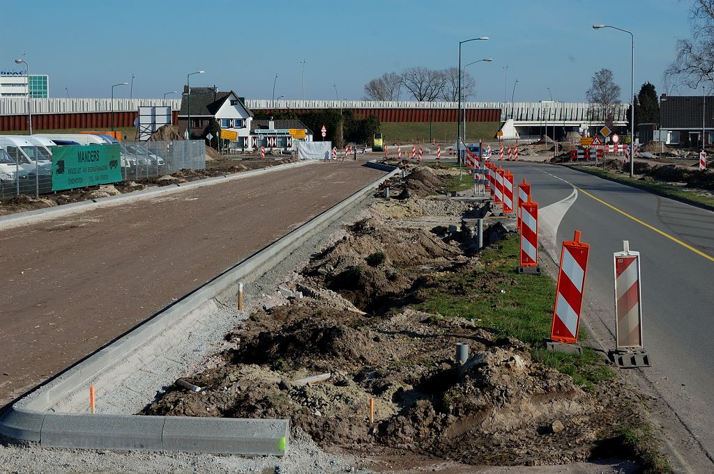 20110320-154509.JPG - Zoals eerder opgemerkt zal de verkeersdruk op de Heistraat naar verwachting toenemen, zodat hij wordt verdubbeld naar 2x2 rijstroken. Het perceel van een autohandelaar werd hiervoor, na jarenlang getouwtrek, verkleind zodat het niet meer op het trace ligt.