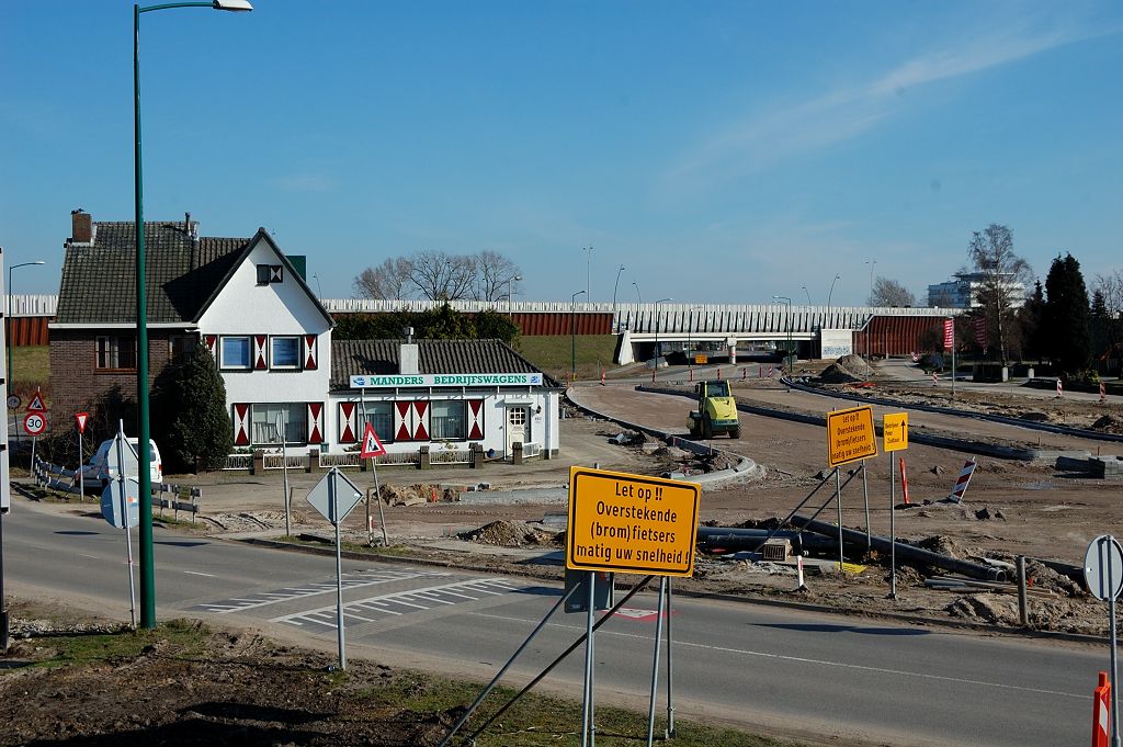 20110320-155220.JPG - De Heistraat volgend in de richting van de Randweg Eindhoven stuiten we op het kantoor van de autohandelaar. Hij had hier ook een garage op het trace, die recent is geamoveerd...