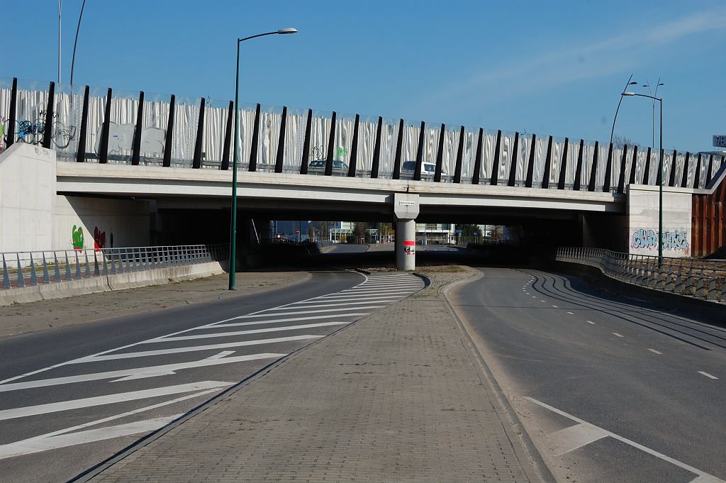 20110320-160236.JPG - Het viaduct Meerenakkerweg was destijds al voorzien op niet alleen 2x2 onderdoorgaande rijstroken, maar ook op opstelstroken voor eventuele toeritten naar de Randweg Eindhoven, te zien aan de brede middengeleiding die dan maar werd opgevuld met klinkers. In 2008 werden er nog twee viaducten bijgebouwd, de ruimtereserveringen respecterend. Met het vaststellen van het Tracebesluit aansluiting Meerenakkerweg lijkt dan eindelijk het volledige potentieel van deze infrastructuur te worden benut, als de Raad van State tenminste geen roet in het eten gooit.