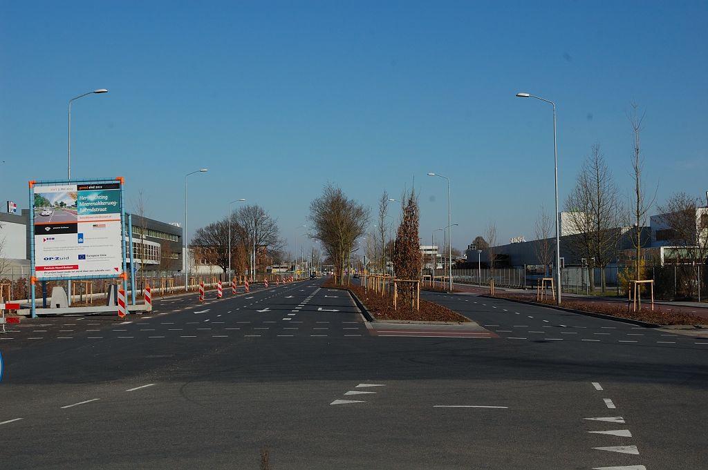 20110320-161207.JPG - Oostelijk van het viaduct is de gemeente Eindhoven ook al druk bezig geweest met de Meerenakkerweg. Verbreding naar 2x2, en al dubbele opstelstroken (links achter het bouwbord) naar de toekomstige toerit in de richting Amsterdam. Overigens is het de bedoeling dat men vanaf hier uiteindelijk met 2x2 naar de Eindhovense stadsring kan rijden, zodat er een nieuwe belangrijke radiaal ontstaat, maar dat ligt buiten de  scope  van deze fotoseries.