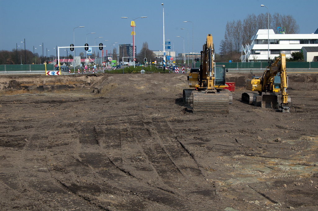 20110327-135333.jpg - Afgraven rotonde-eiland. Het vervangende kruispunt komt immers enigzins verdiept te liggen, zodat de fietsrotonde wat lager dan niveau 1 kan worden afgehangen. Zodoende hoeven fietsers minder te klimmen.  week 201111 