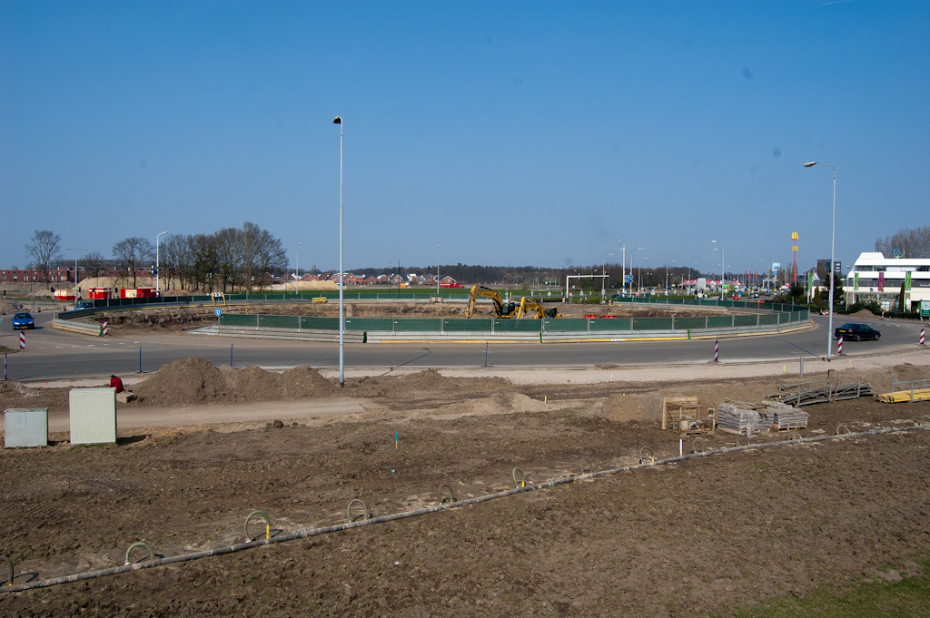 20110327-135625.jpg - In een week tijd is al het gras in het eiland, en in de omgeving van, de Hovenring rotonde verwijderd. Voor het fietsverkeer is hij volledig afgesloten, en er zijn ook al wat fietspaden verwijderd.  week 201111 