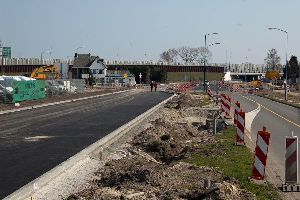 20110327-140242.jpg - Ook in 1 week gedaan: asfalt op de nieuwe tweede rijbaan in de Heistraat.  week 201111 