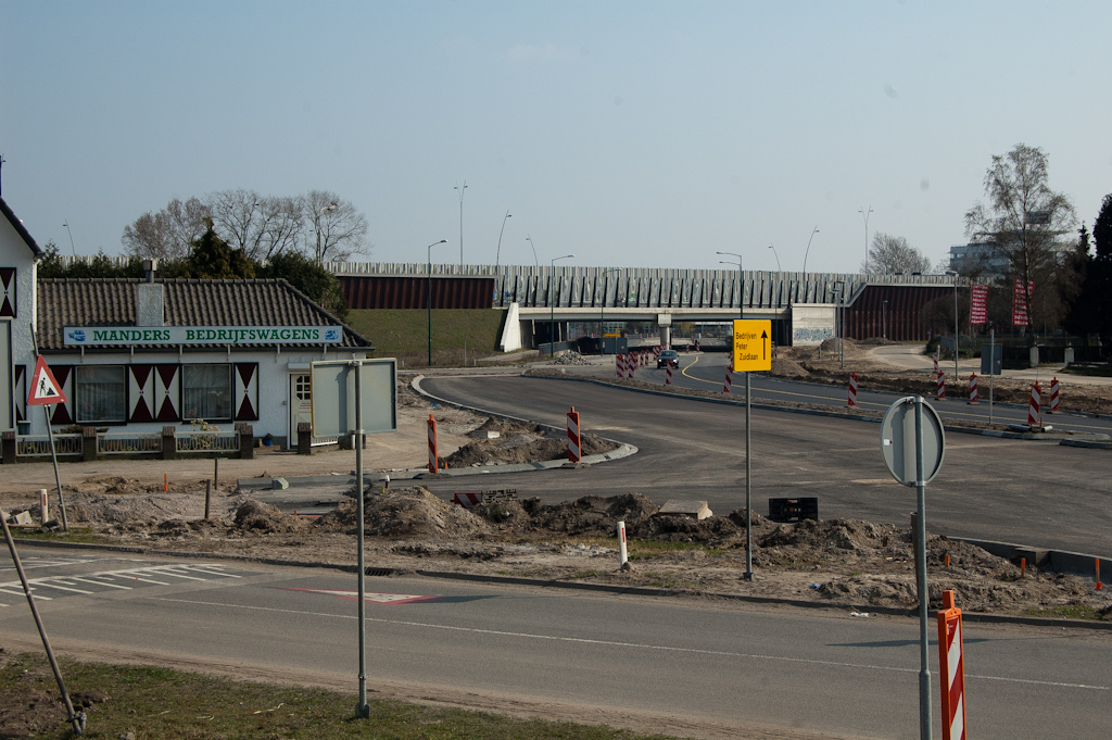 20110327-140523.jpg - Bij het kantoor van de autohandelaar is zelfs al in alletwee de Heistraat-rijbanen nieuw asfalt gedraaid...  week 201111 