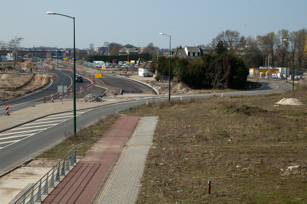 20110327-142233.jpg - ...en het verkeer omgezet naar een voorlopige 2+0 fasering op de zuidelijke rijbaan. Hiermee komt na 5 jaar een einde aan de slingerbeweging om het perceel van de autohandelaar.  week 201111 