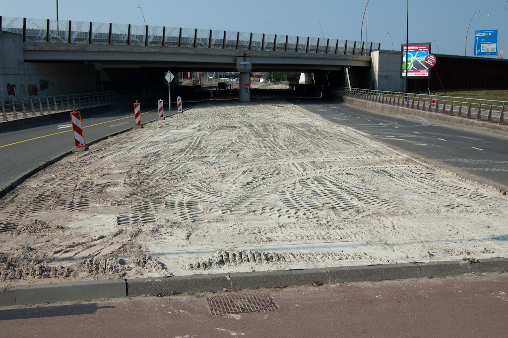 20110327-142628.jpg - Aan de oostzijde van het viaduct Meerenakkerweg zet de 2+0 fasering zich voort. De noordelijke rijbaan (rechts) is nu verkeersvrij, maar ook de middenberm zal grotendeels worden ingezet voor verkeersdoeleinden, zodat de kllinkers zijn verwijderd.  week 200933 