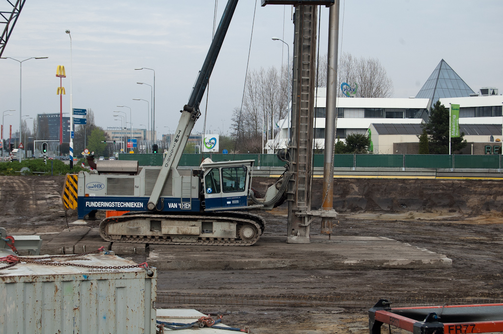 20110403-151245.jpg - In het rotonde-eiland is al wat groter materieel aangetreden. Het is de Woltman 7528 van de firma van 't Hek.  week 201112 