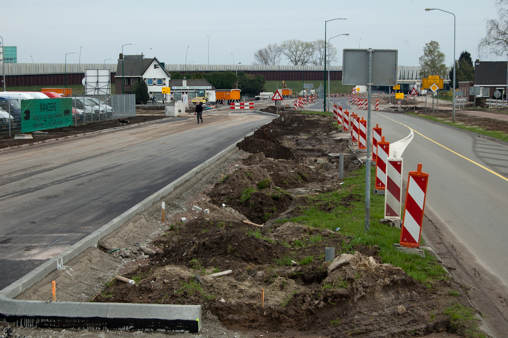 20110403-152203.jpg - Verkeersbord J29 ("tegenliggers") geplaatst naast de nieuwe noordelijke rijbaan van de Heistraat. Een 2+0 fasering ligt hier dus in het verschiet zodat de bestaande zuidelijke rijbaan kan worden heraangelegd.  week 201112 