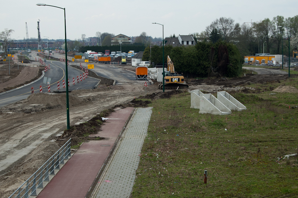 20110403-152739.jpg - Noordelijke rijbaan bij het viaduct Meerenakkerweg verwijderd, evenals een gedeelte van de oude slinger.  week 201112 