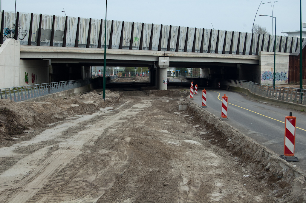 20110403-153007.jpg - Op zich lag er hier al 2x2, zodat men had kunnen volstaan met het doortrekken van de Heistraat tot het viaduct. Kennelijk is men dus meer van plan.  week 201111 