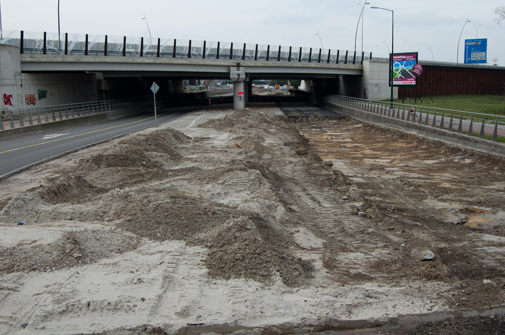 20110403-153502.jpg - Ook aan Eindhovense zijde is de noordelijke rijbaan verwijderd, maar onder het viaduct Meerenakkerweg is nog wat blijven liggen. Misschien hergebruikt men de bestaande onderlagen.  week 201112 