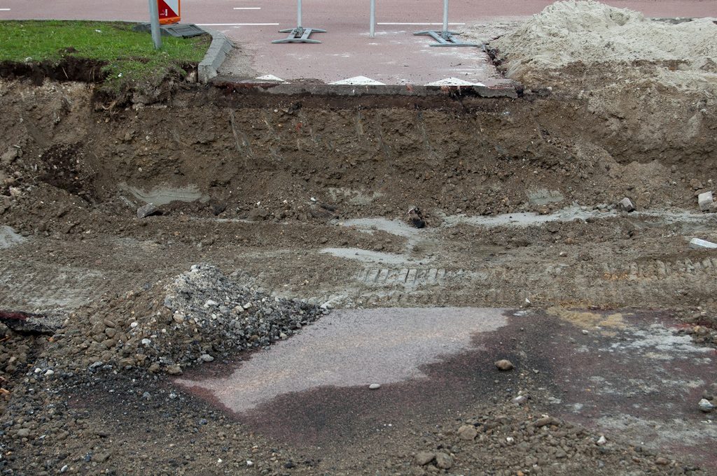 20110403-153837.jpg - Goed te zien dat een fietspad een lichtere constructie heeft dan een rijbaan. Zowel asfaltpakket als fundering lijken minder dan de helft zo dik.