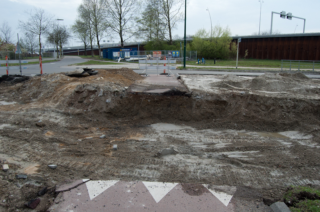 20110403-154046.jpg - Fietspad aan de westelijke zijde van de kruising Meerenakkerweg-Hoevenweg is onderbroken door de rijbaansloop. Het zal vermoedelijk niet terugkeren, omdat aan de oostzijde van de kruising een tweerichtingen-oversteek is aangelegd.