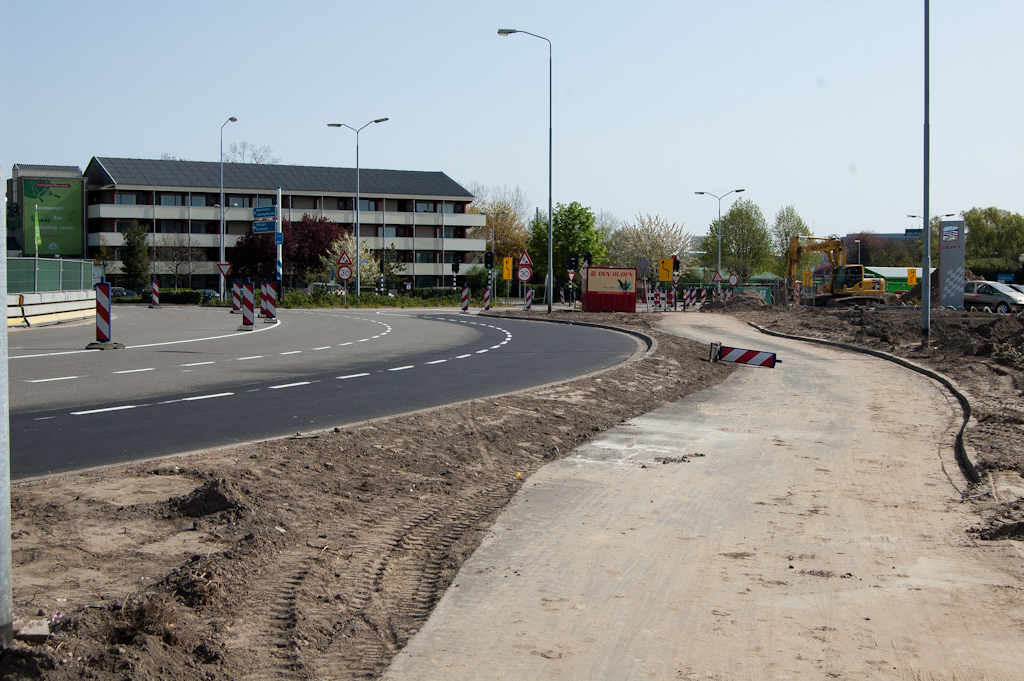 20110410-102949.jpg - Ook aan de fietsers is gedacht. Onder het zand bevindt zich nieuw asfalt voor een verlegging van de fietspaden, zodat de rotonde weer open zou kunnen voor fietsverkeer.