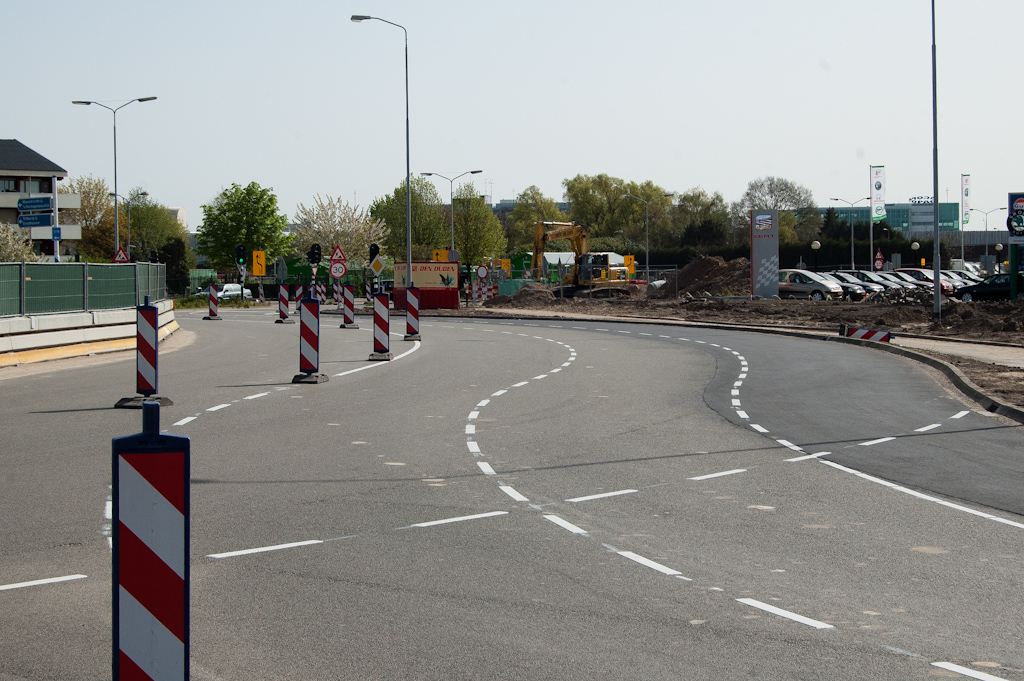 20110410-103221.jpg - Er is een nieuwe rijstrook toegevoegd, vermoedelijk om het verkeer naar buiten te verplaatsen ter vergroting van het werkvak in het rotonde-eiland. In de nadagen van zijn bestaan is er voor het eerst een rijstroken-markering aangebracht.