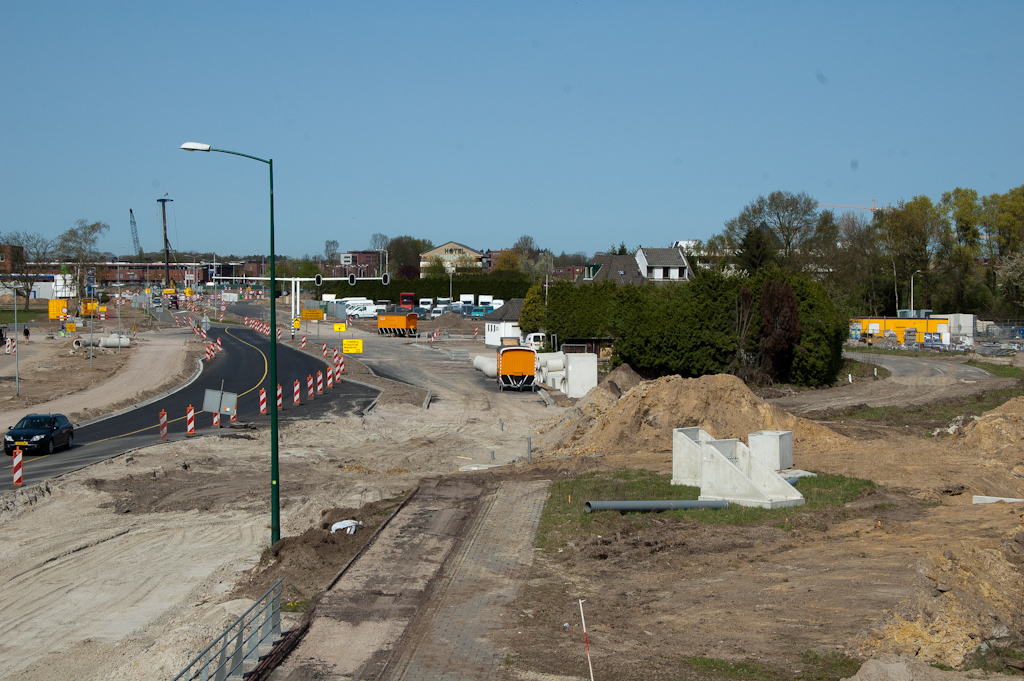 20110410-105905.jpg - Voortgaande asfaltverwijdering aan de westzijde van het viaduct Meerenakkerweg. Dit keer is het fietspad aan de beurt, dat er sinds de aanleg in 2005 ongebruikt bijligt, mede door de slinger om de autohandelaar. Het fietsverkeer moest al die jaren in twee richtingen gebruik maken van het fietspad aan de zuidzijde, ook al was het daar niet op ontworpen.  week 201113 