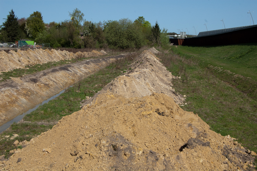 20110410-110309.jpg - Het is in eerste instantie de verlegging van de bermsloot. De afrit komt dus rechts naast deze zandformatie te liggen. Ten overvloede nog even opmerken dat de voorbereiding op de N2 al enige jaren aanwezig is en die je hier kunt zien in de vorm van een uitstulping in het damwanden geluidscherm.