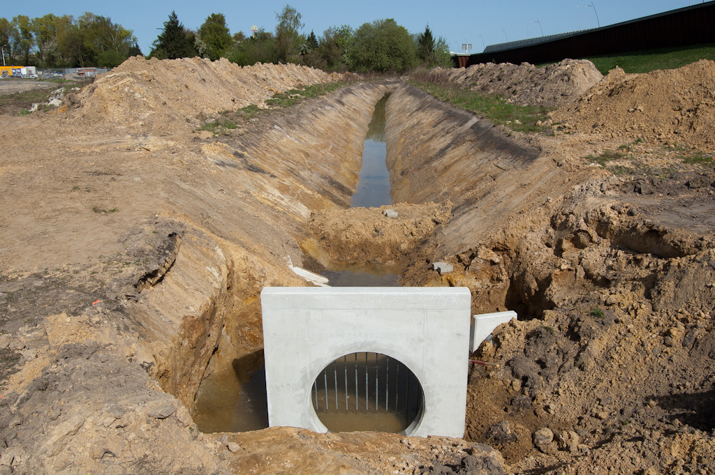 20110410-110416.jpg - Voor zover we weten vormen de bermsloten van de Randweg Eindhoven een gesloten stelsel. Het moet hier dus onder de Meerenakkerweg/Beemdstraat door zodat je van deze betonnen elementen nodig hebt om aan te sluiten op een buis.