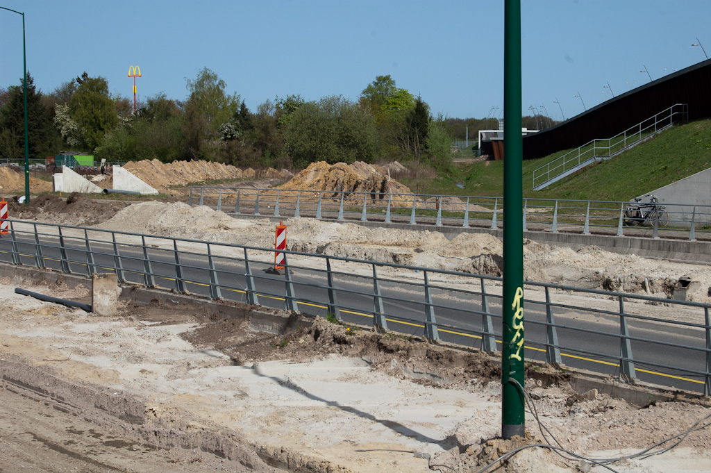 20110410-110835.jpg - Grondwerken in het noordwestelijke gedeelte van de nieuw te realiseren aansluiting Meerenakkerweg op de N2, maar de bergen zand liggen niet aan weerszijden van de toekomstige afrit vanuit de richting Amsterdam.  week 200933 