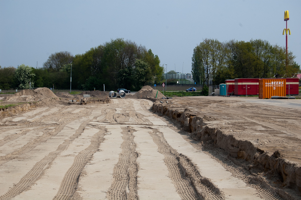 20110417-125212.jpg - Het lijkt wat smal voor 2x2 rijstroken. Het wordt tenslotte de ontsluiting van een forse vinexwijk op een rijksweg.