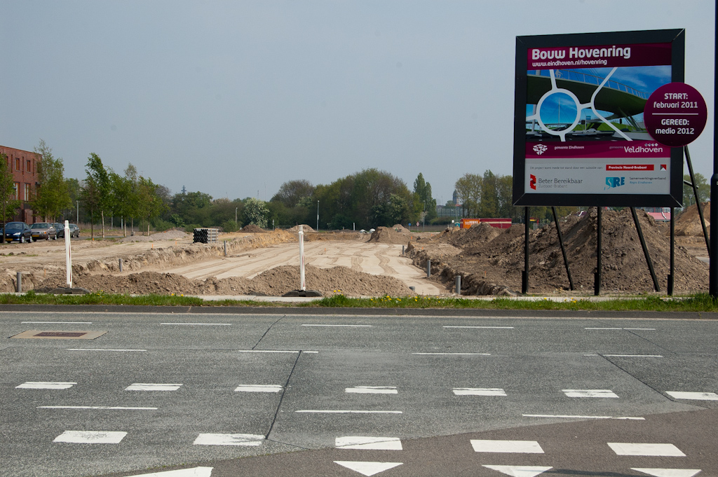 20110417-125733.jpg - Maar ach, door OV prioriteit (betonnen busbaan op de foto) in de verkeersregelinstallatie op de kruising Grasdreef-Meerhovendreef doseer je het verkeer naar de N2 toch gewoon ;)  week 201114 