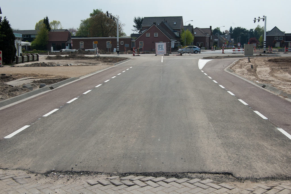 20110417-133139.jpg - ...en van een nette uitritconstructie voorzien. Het tweede leven van de bypass bestaat dus zo te zien uit een erftoegangsfunctie.